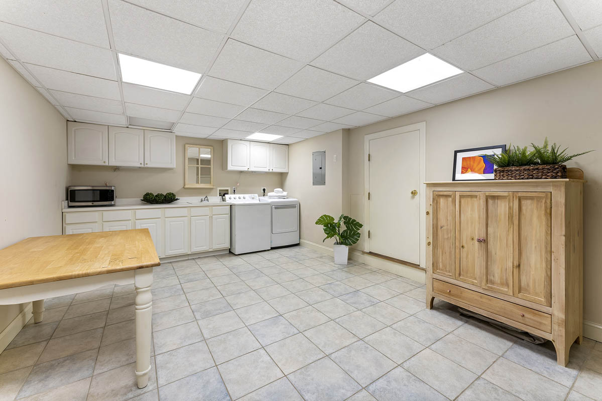 19 4 Stoney Ridge Lane -- Laundry Room