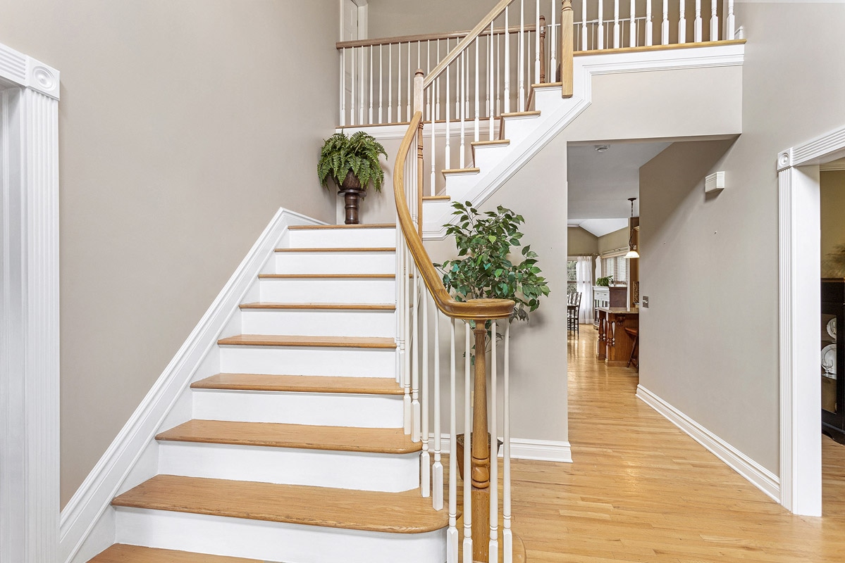 02 195 Old Turnpike Road -- Foyer