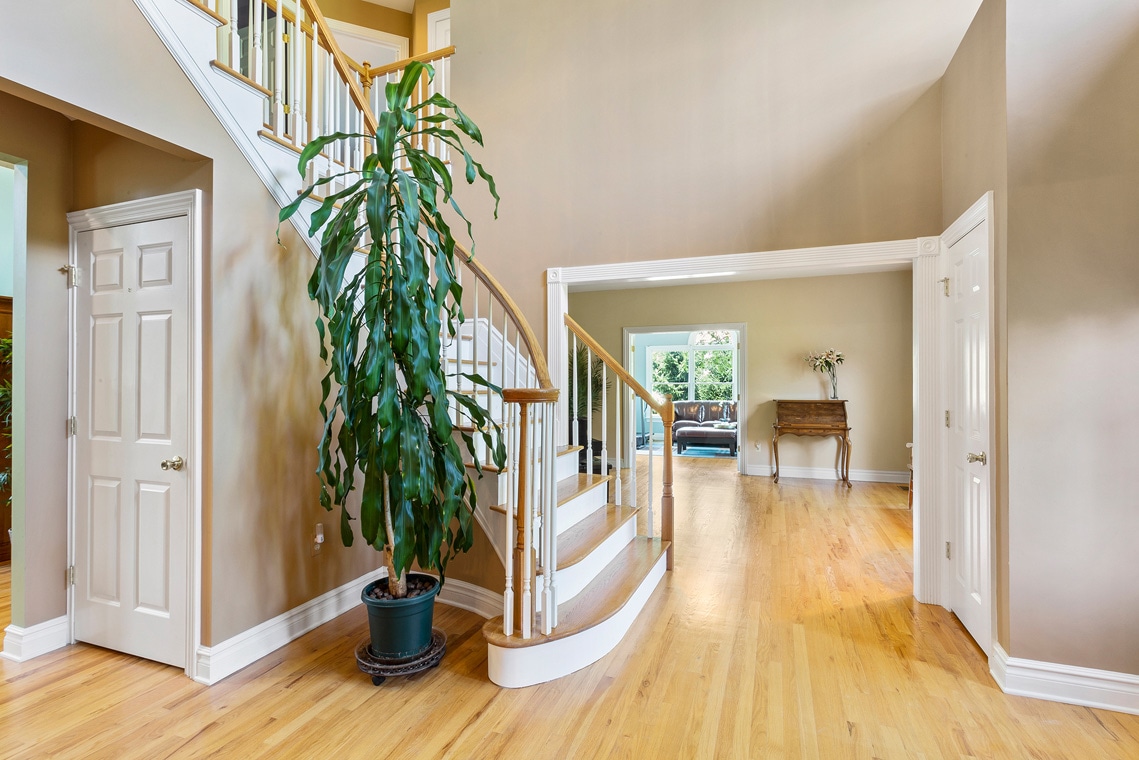 02 199 Old Turnpike Road Tewksbury -- Foyer