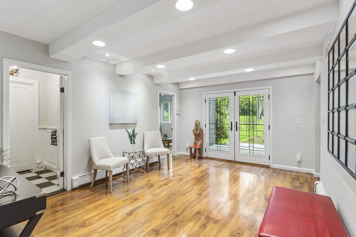 02 32 Welsh Road Tewksbury Township -- foyer