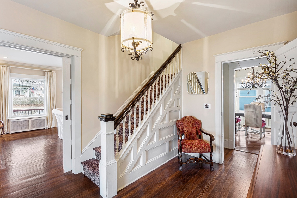 02 65 Main Street Califon Borough -- foyer