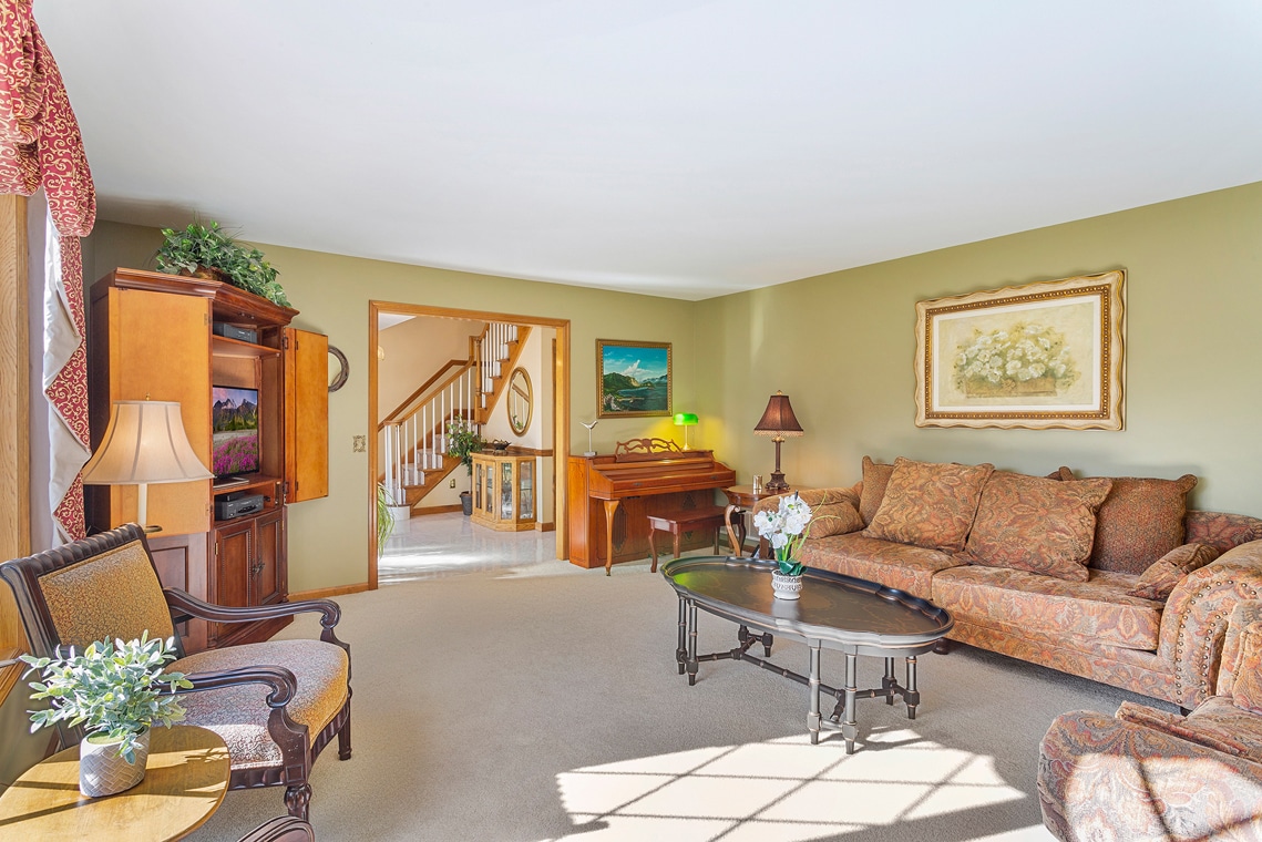 03 4 Proprietor Lane Readington Township Whitehouse Station -- living room