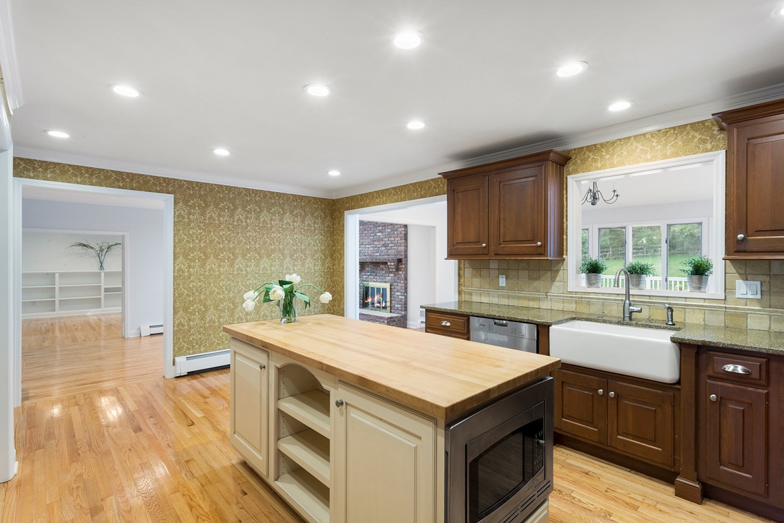 04 10 Salters Farm Road Tewksbury Township -- kitchen with center island