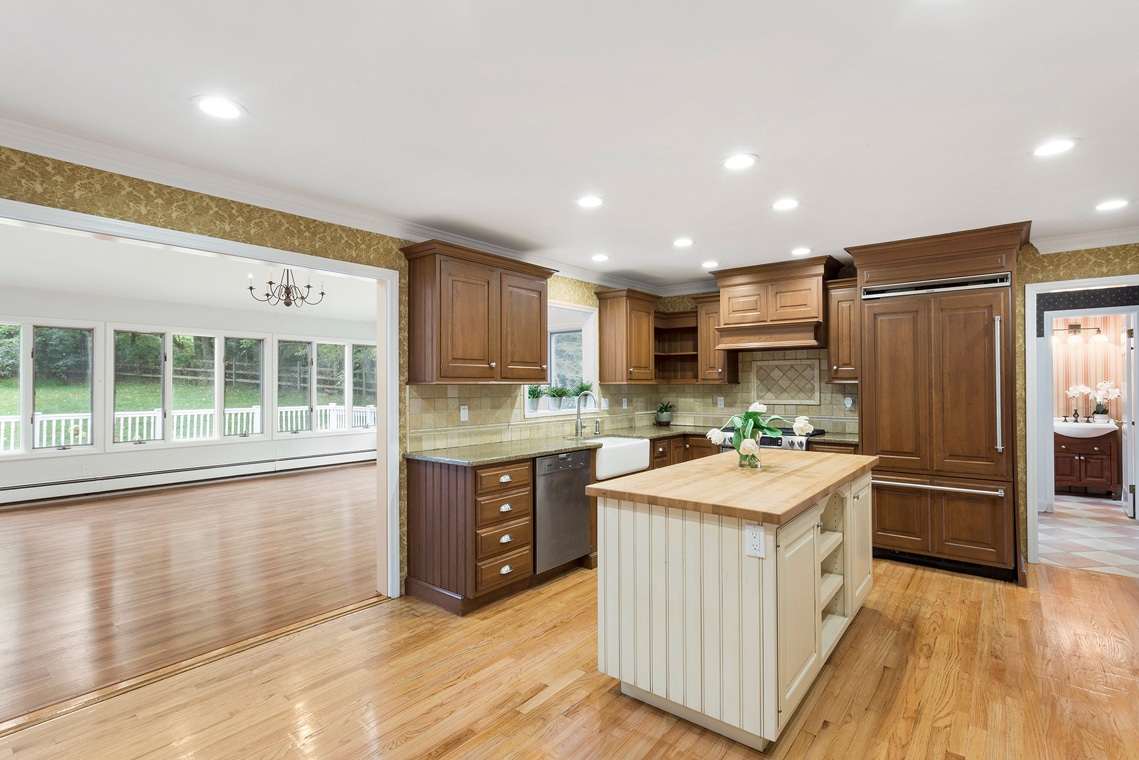 05 10 Salters Farm Road Tewksbury Township -- kitchen with view to family room