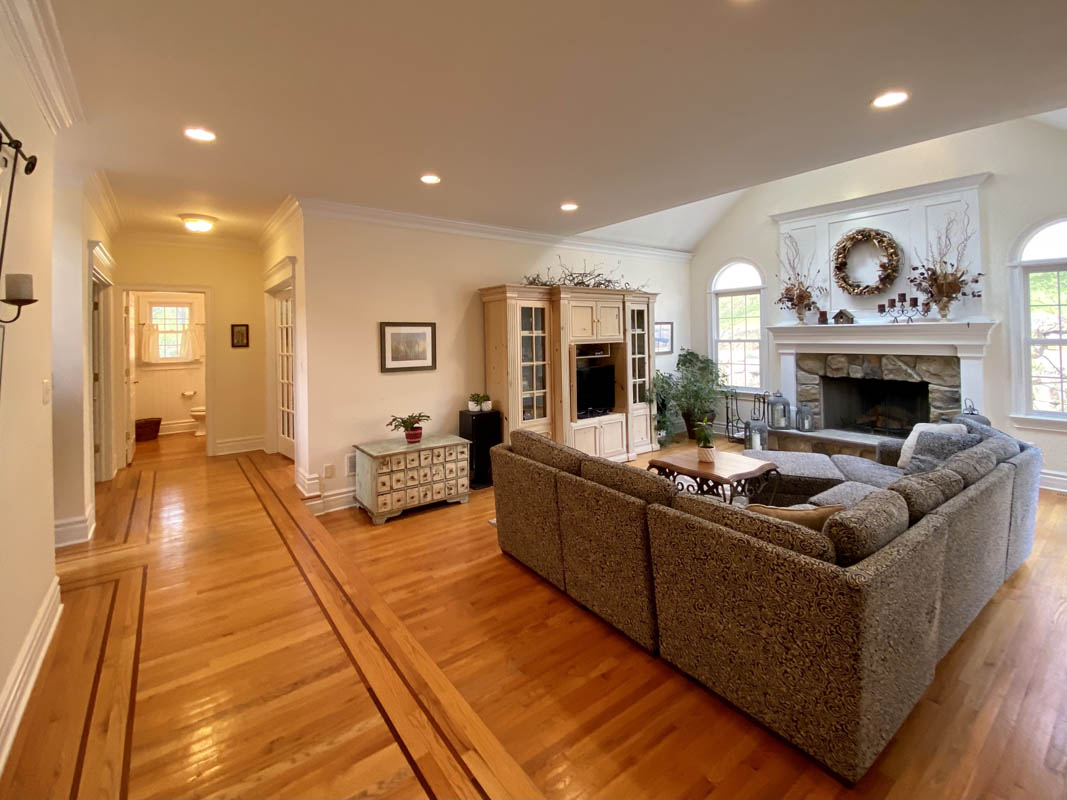 05 112 Old Turnpike Road Tewksbury Township -- family room toward office