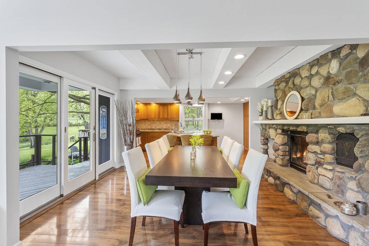 05 32 Welsh Road Tewksbury Township -- dining room into kitchen