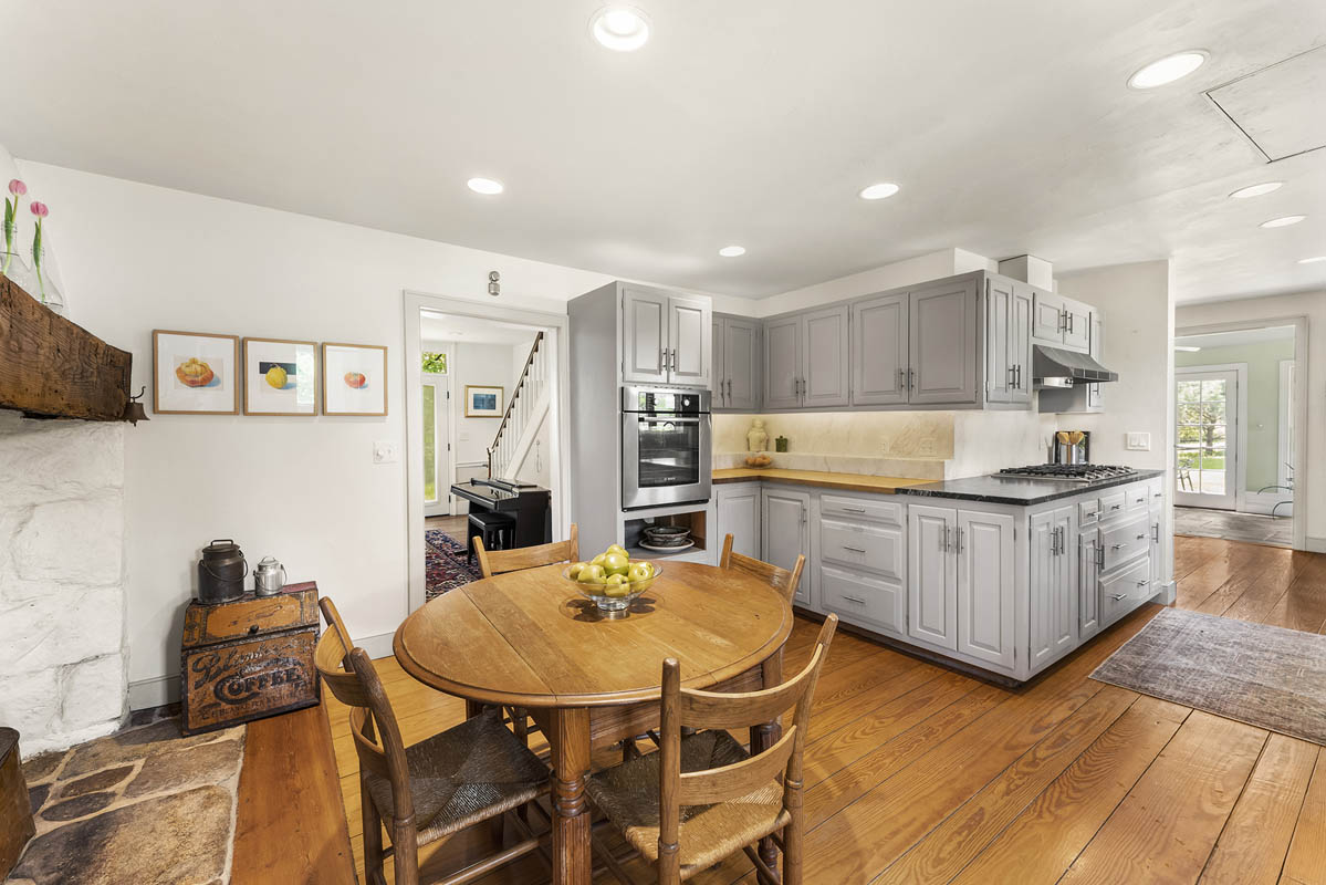 05 73 Old Turnpike Road Tewksbury -- Dining area 2