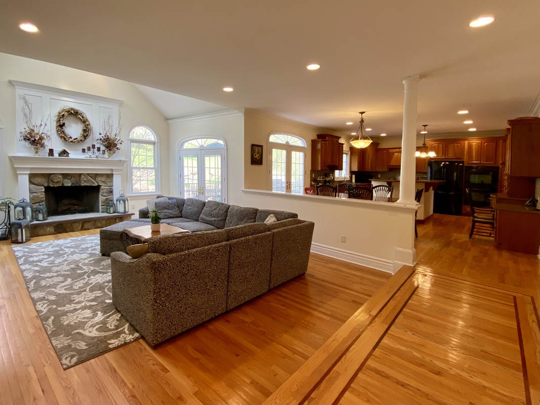 06 112 Old Turnpike Road Tewksbury Township -- family room into kitchen