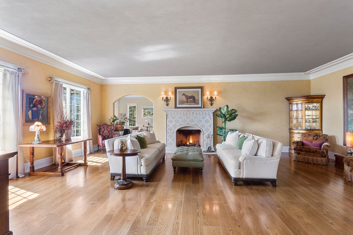 06 31 Welsh Road Tewksbury Township NJ -- living room