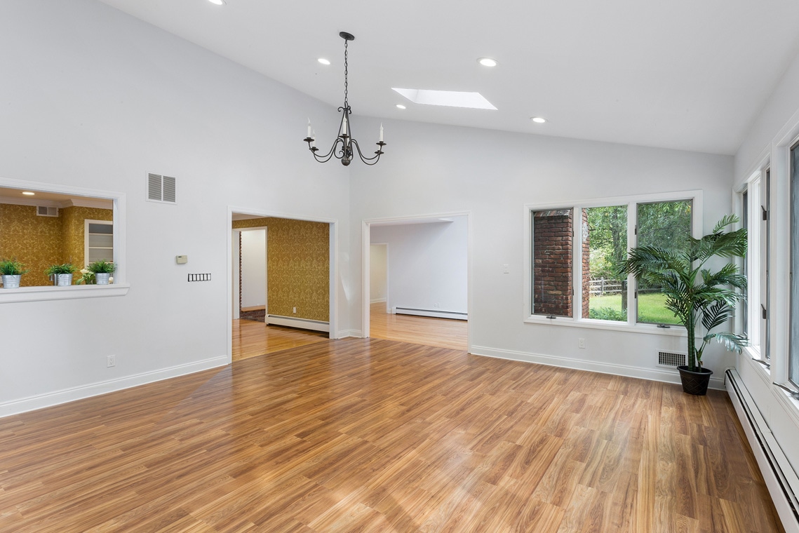 06a 10 Salters Farm Road Tewksbury Township -- family room with passthru to kitchen