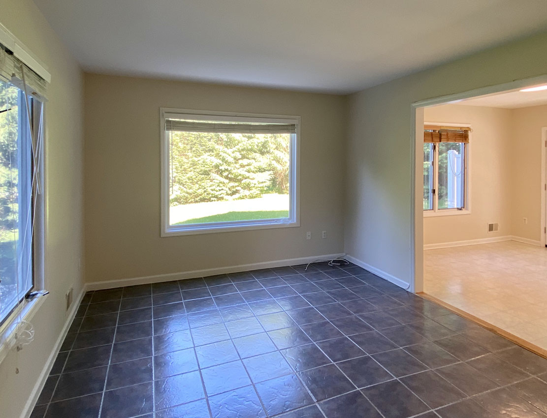 07 11 Sutton Road (Cottage) Tewksbury Township -- living room into kitchen no french doors