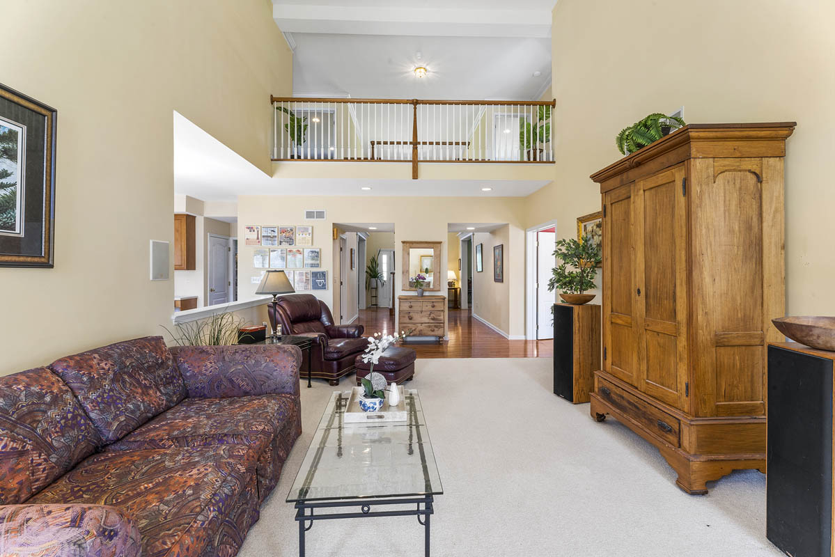 08 20 Old Schoolhouse Drive Bethlehem Township -- Living Room 2