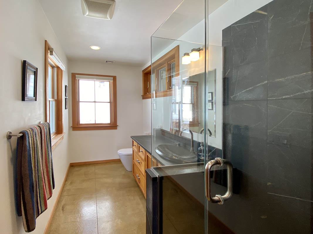 08 28 Longview Road -- first floor bathroom