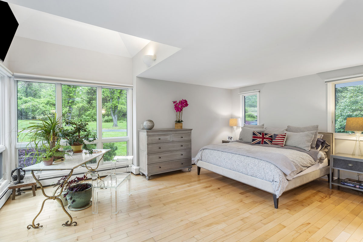 08 32 Welsh Road Tewksbury Township -- master bedroom