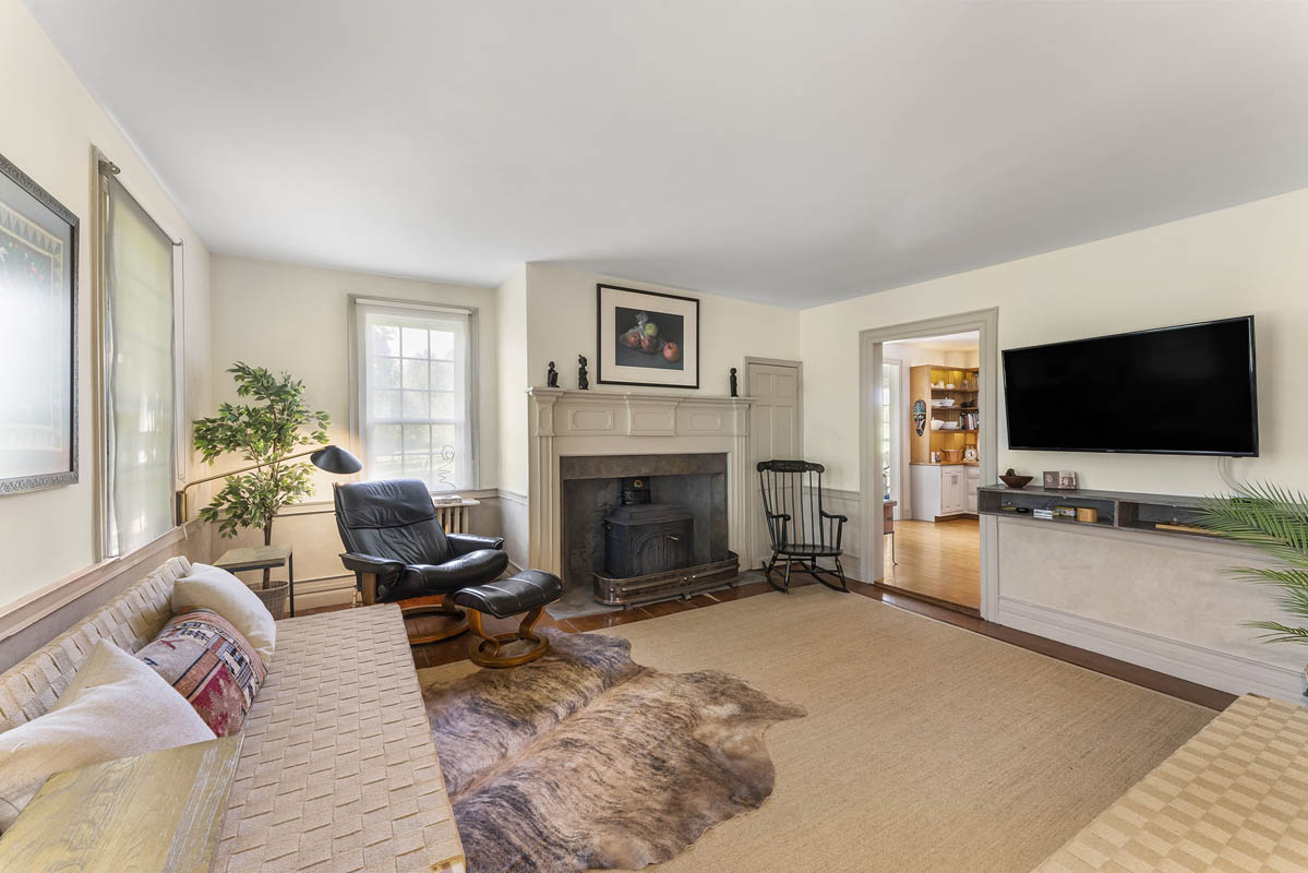 10 73 Old Turnpike Road Tewksbury -- Livingroom