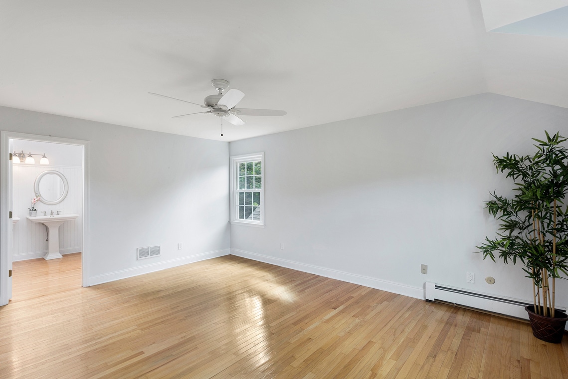 11 10 Salters Farm Road Tewksbury Township -- master bedroom with en suite bathroom