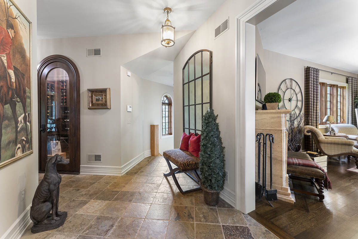 11b 58 Hollow Brook Road Tewksbury Township -- first floor hallway