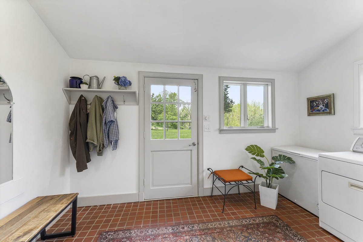 12 73 Old Turnpike Road Tewksbury -- Laundry room