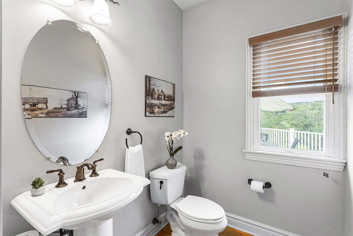 13 195 Old Turnpike Road -- Powder Room