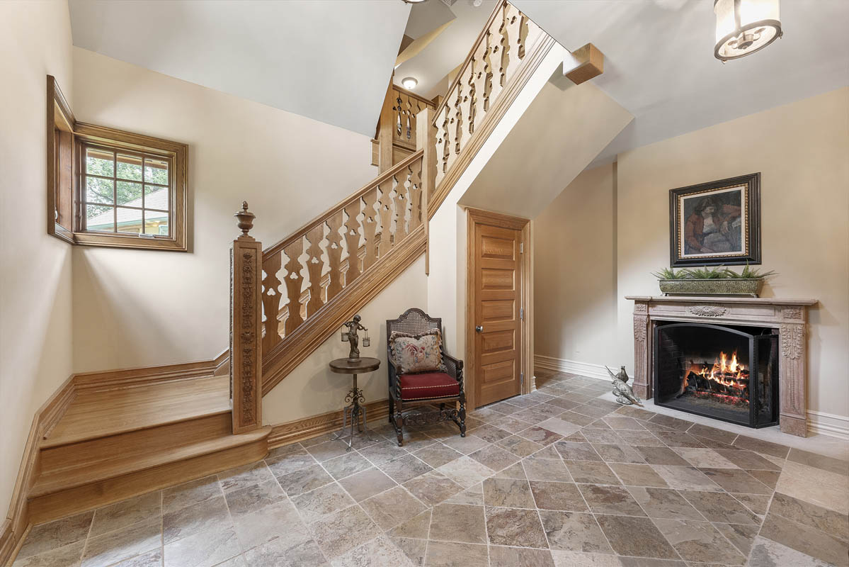 13 58 Hollow Brook Road Tewksbury Township -- foyer with stair