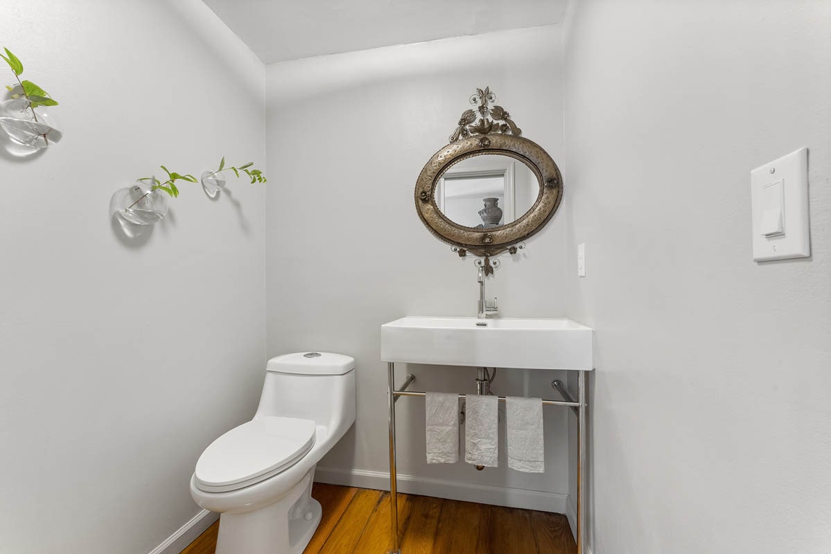 13 73 Old Turnpike Road Tewksbury -- Powder room