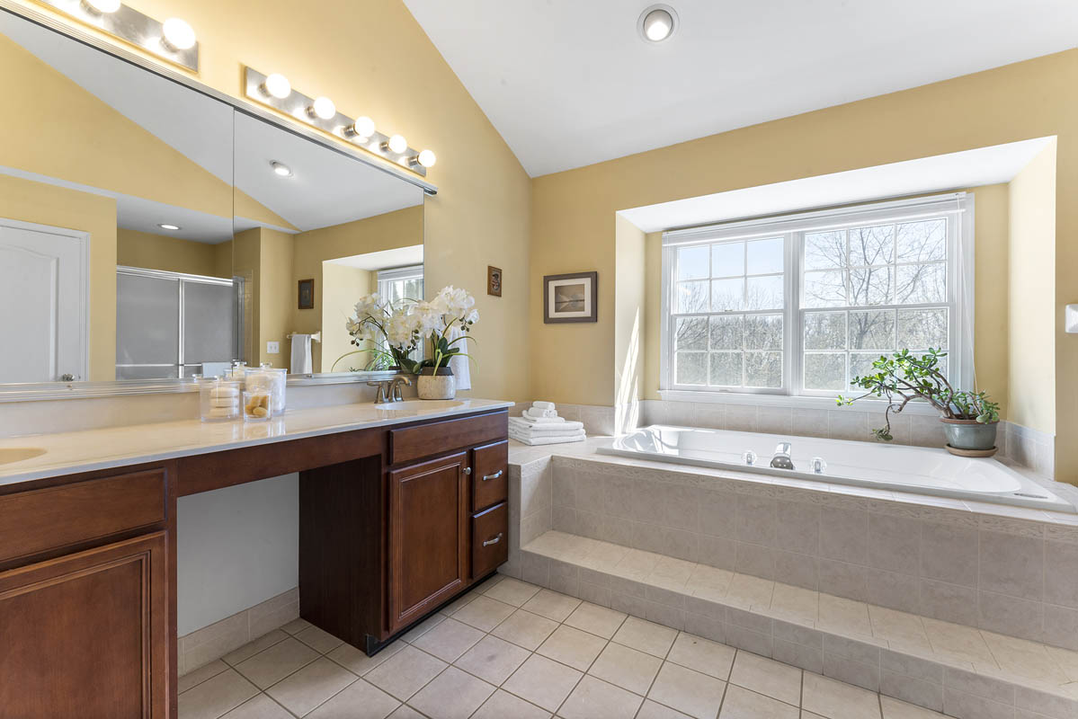 14 20 Old Schoolhouse Drive Bethlehem Township -- Master Bathroom