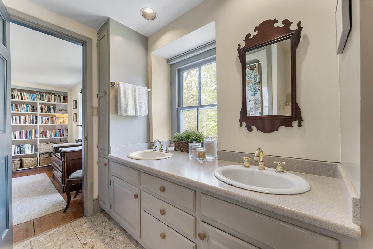 15 108 County Route 579 Bethlehem Township -- master bathroom