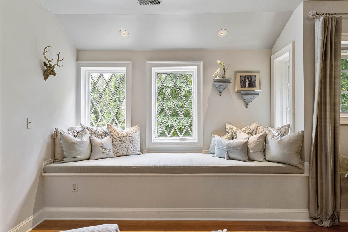 15a 58 Hollow Brook Road Tewksbury Township -- main bedroom window seat