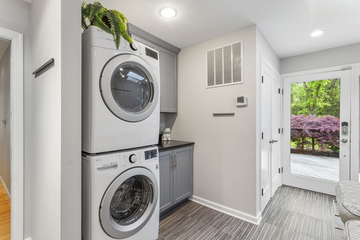 16 32 Welsh Road Tewksbury Township -- laundry room mud room