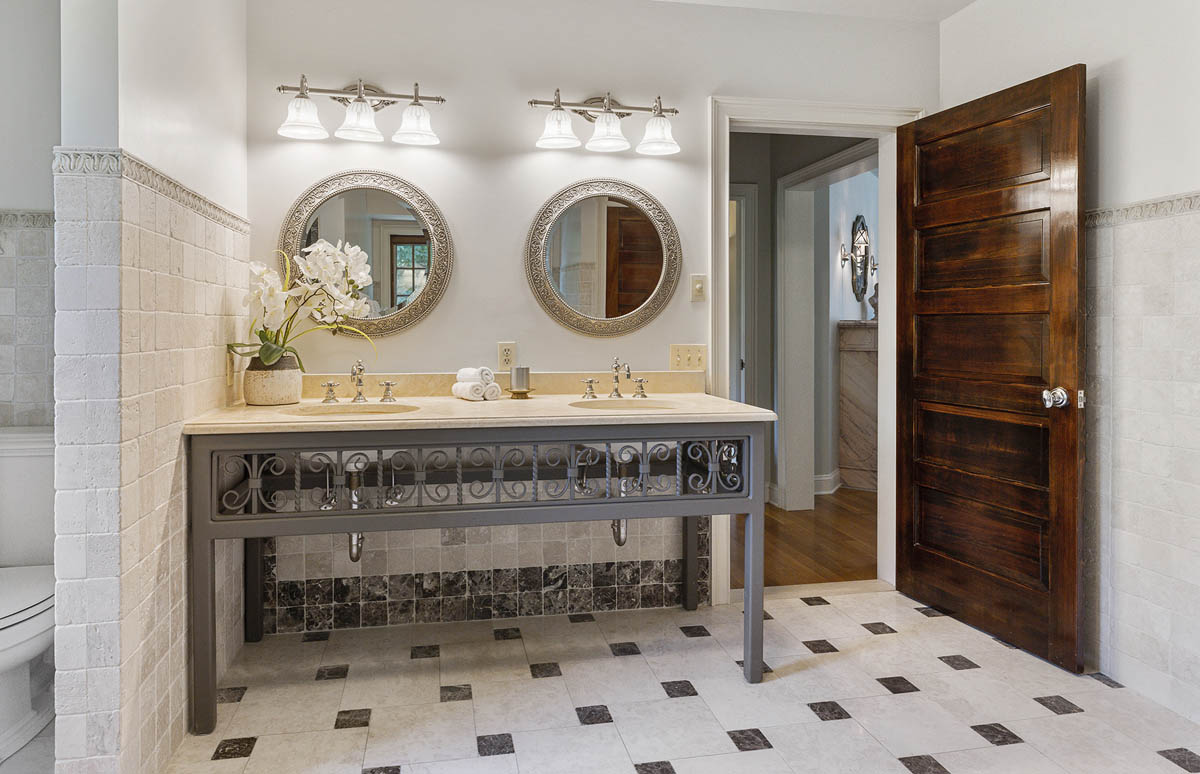 16 58 Hollow Brook Road Tewksbury Township -- main bath with toilet cropped