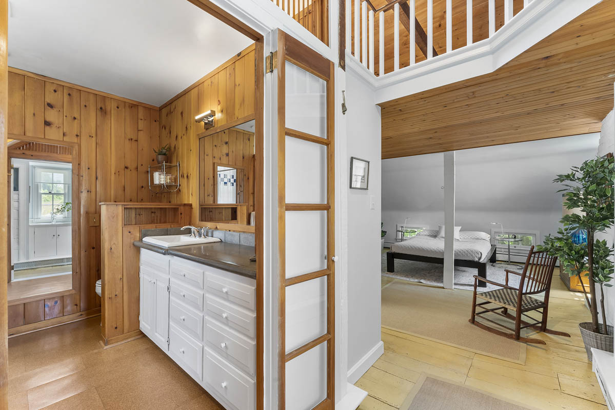 16 73 Old Turnpike Road Tewksbury -- Master bedroom and bathroom