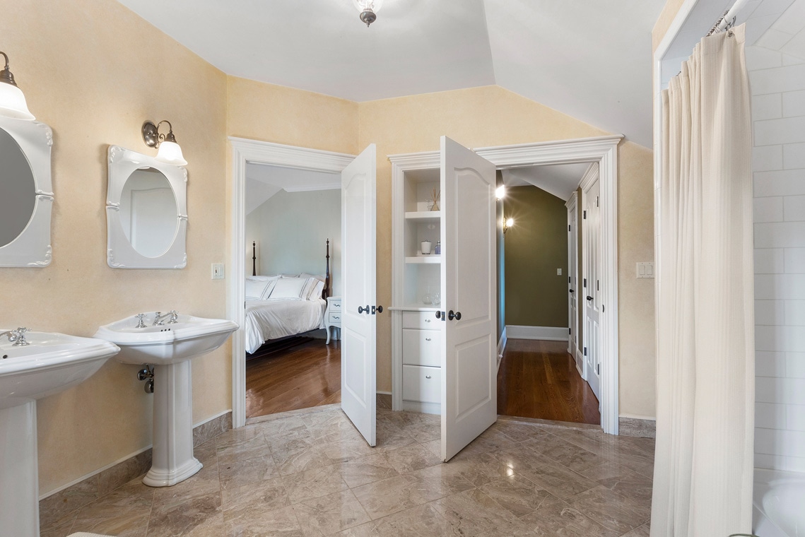 16a 31 Welsh Road Tewksbury Township NJ -- jack and jill bathroom