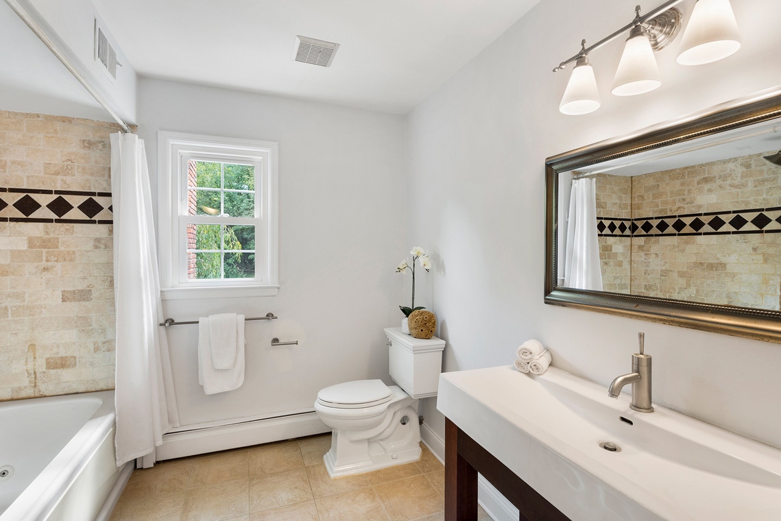 17 10 Salters Farm Road Tewksbury Township -- main bathroom