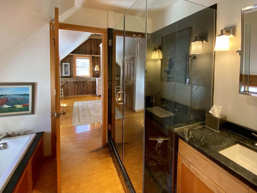 17 28 Longview Road -- master bathroom