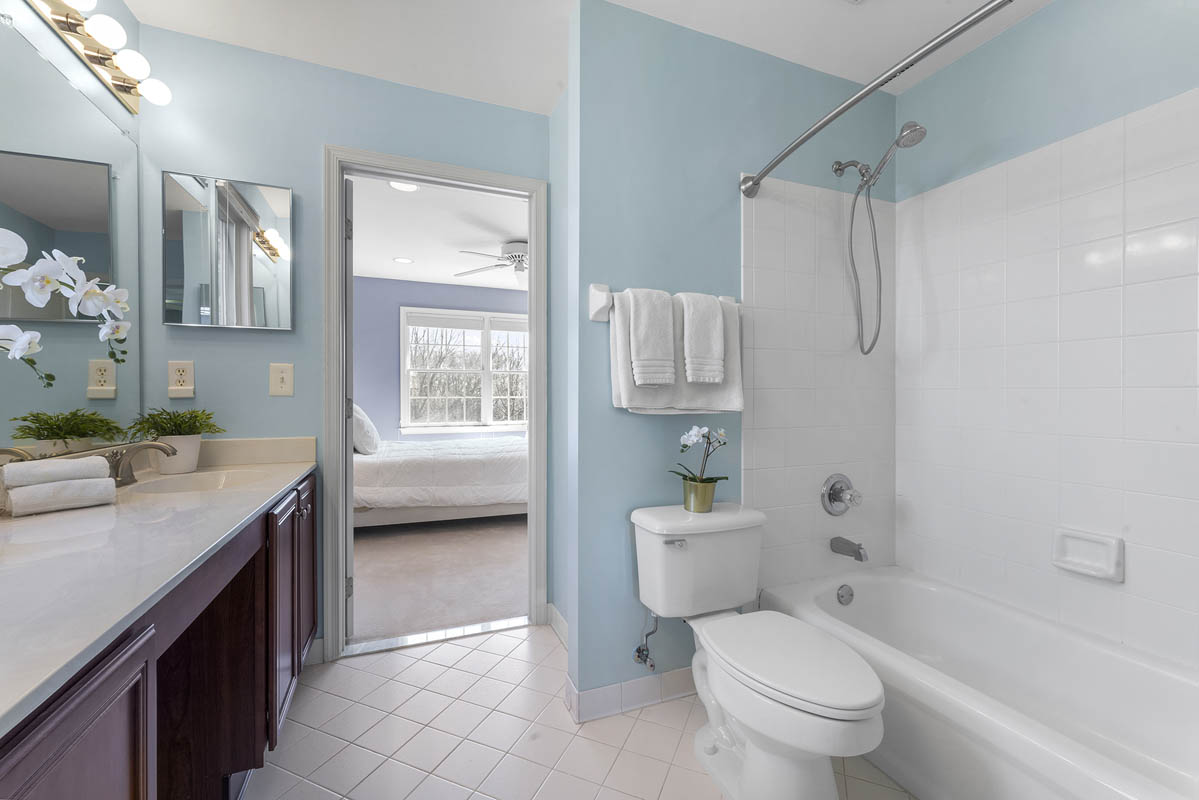 18 20 Old Schoolhouse Drive Bethlehem Township -- Upstairs Bathroom