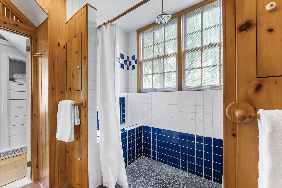 18 73 Old Turnpike Road Tewksbury -- master bathroom