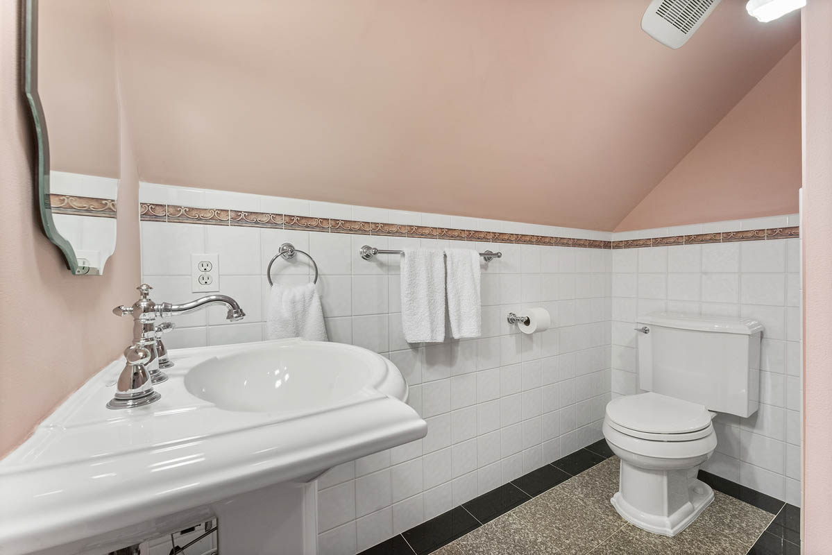 19a 58 Hollow Brook Road Tewksbury Township -- en suite half bath bedroom 4