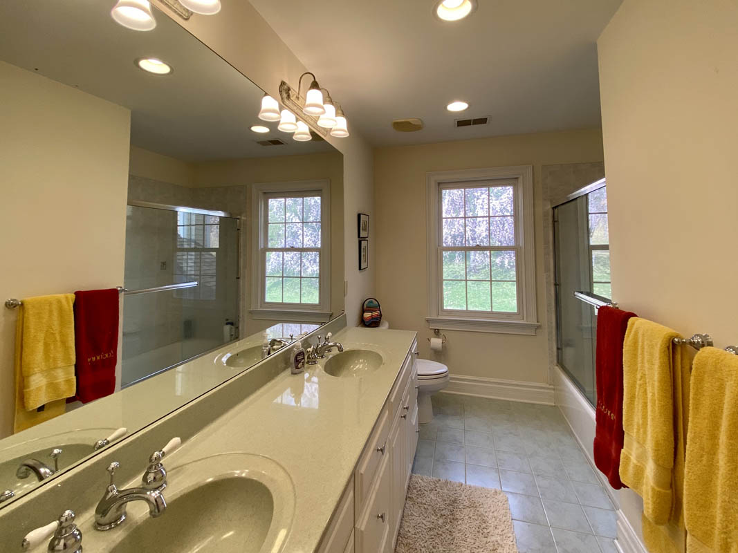 20 112 Old Turnpike Road Tewksbury Township -- main bathroom