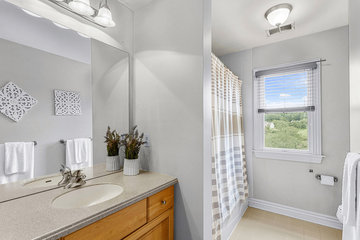 20 195 Old Turnpike Road -- Main Bath
