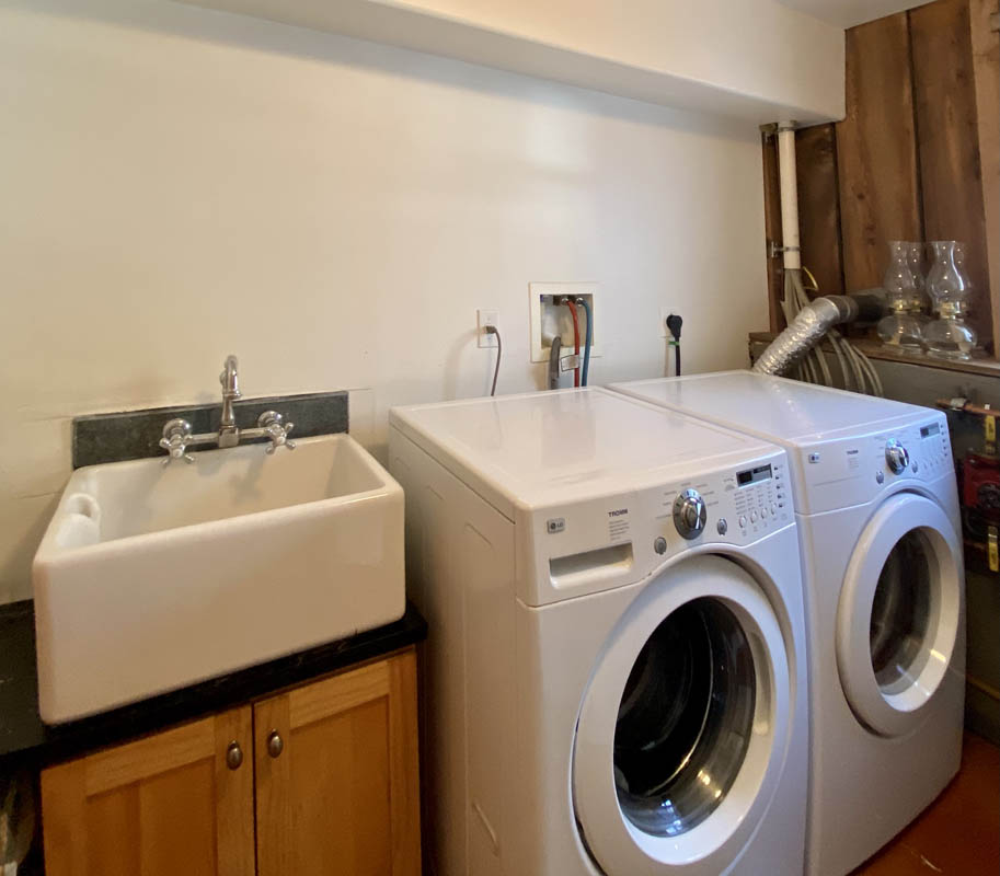 20 28 Longview Road -- laundry room