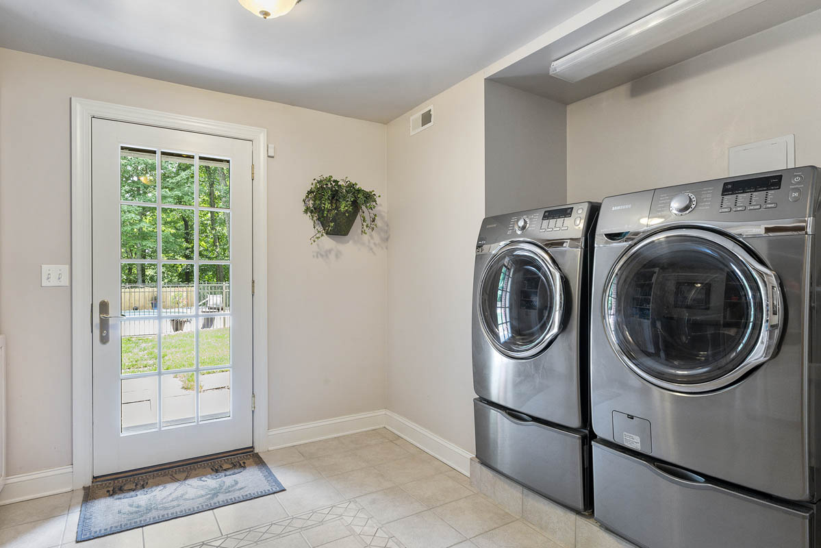 20b 58 Hollow Brook Road Tewksbury Township -- laundry room