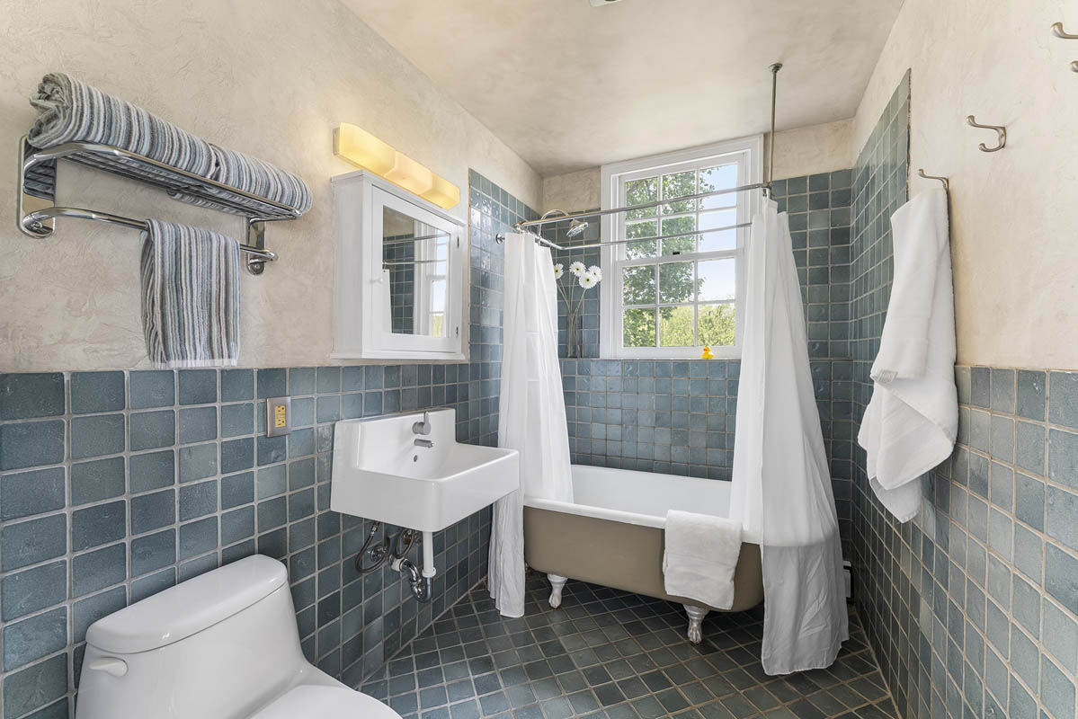 21 73 Old Turnpike Road Tewksbury -- guest bathroom