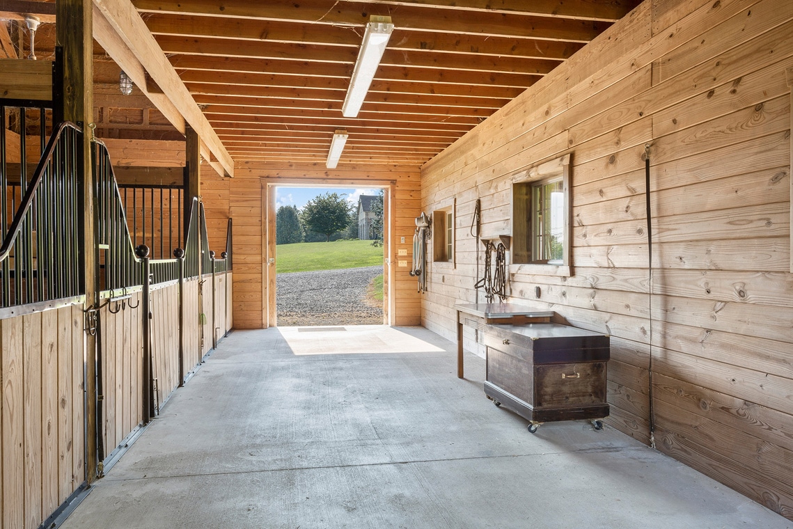 22 31 Welsh Road Tewksbury Township NJ -- barn interior