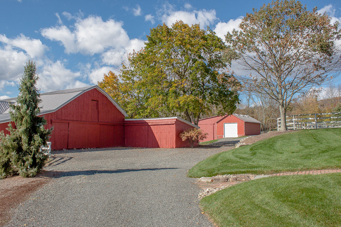 23b 47A Fairmount Road Tewksbury Towship -- barns with ring