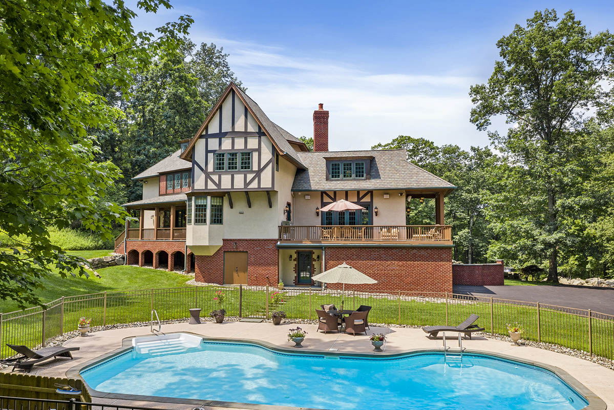 24 58 Hollow Brook Road Tewksbury Township -- pool and back of house