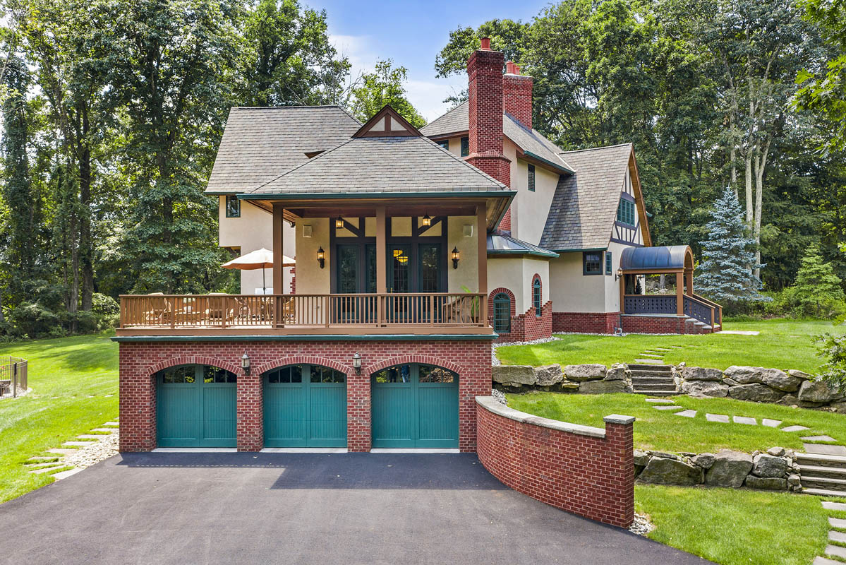 24b 58 Hollow Brook Road Tewksbury Township -- garage view