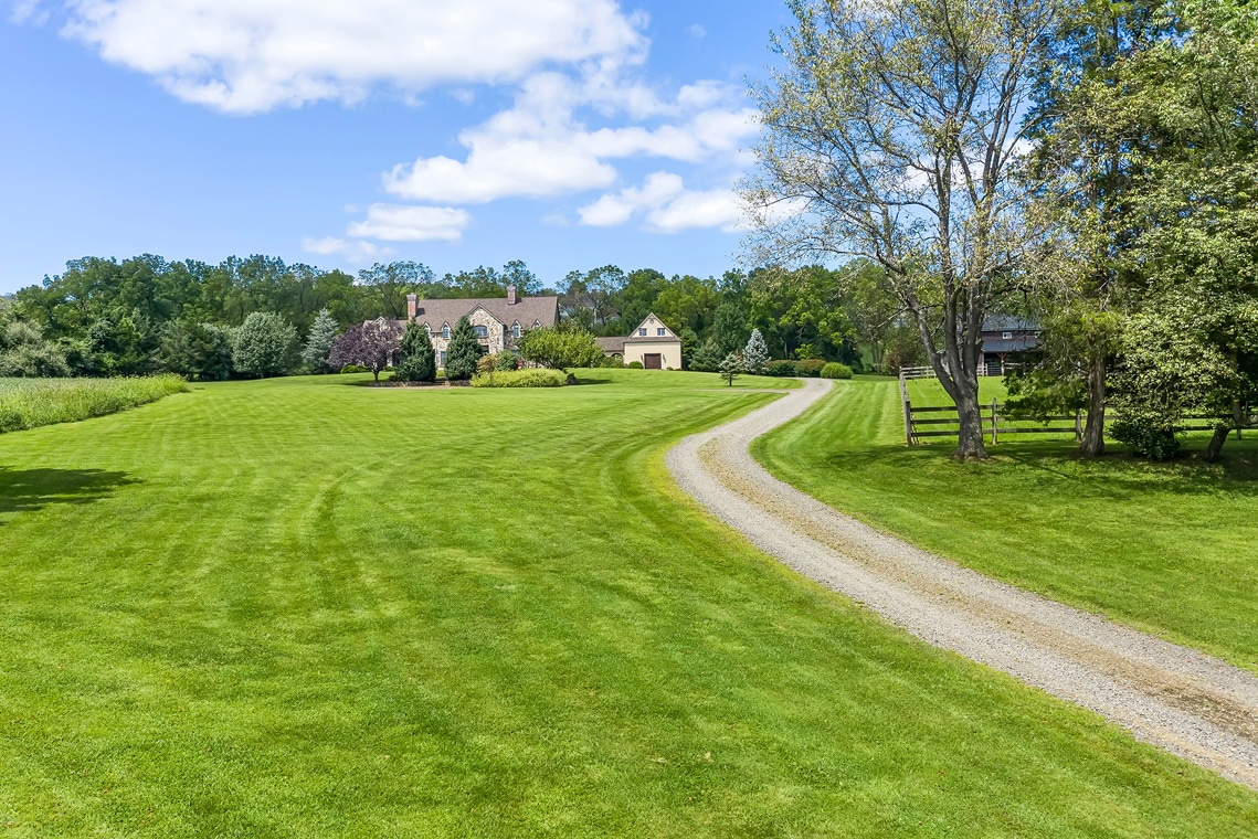 25 31 Welsh Road Tewksbury Township NJ -- approach to home