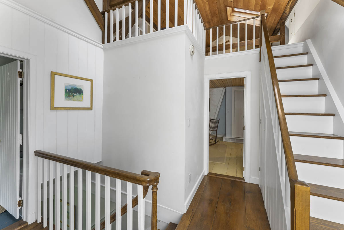 26 73 Old Turnpike Road Tewksbury -- second floor hallway