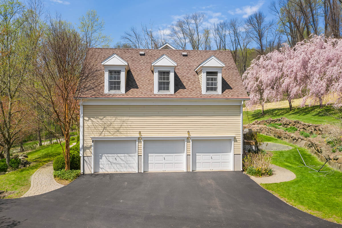 27 112 Old Turnpike Road Tewksbury Township -- exterior garage view