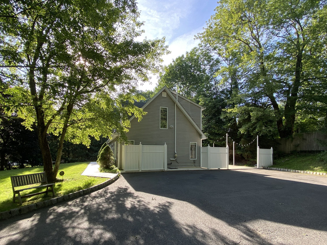 85 11 Sutton Road (cottage) -- parking area